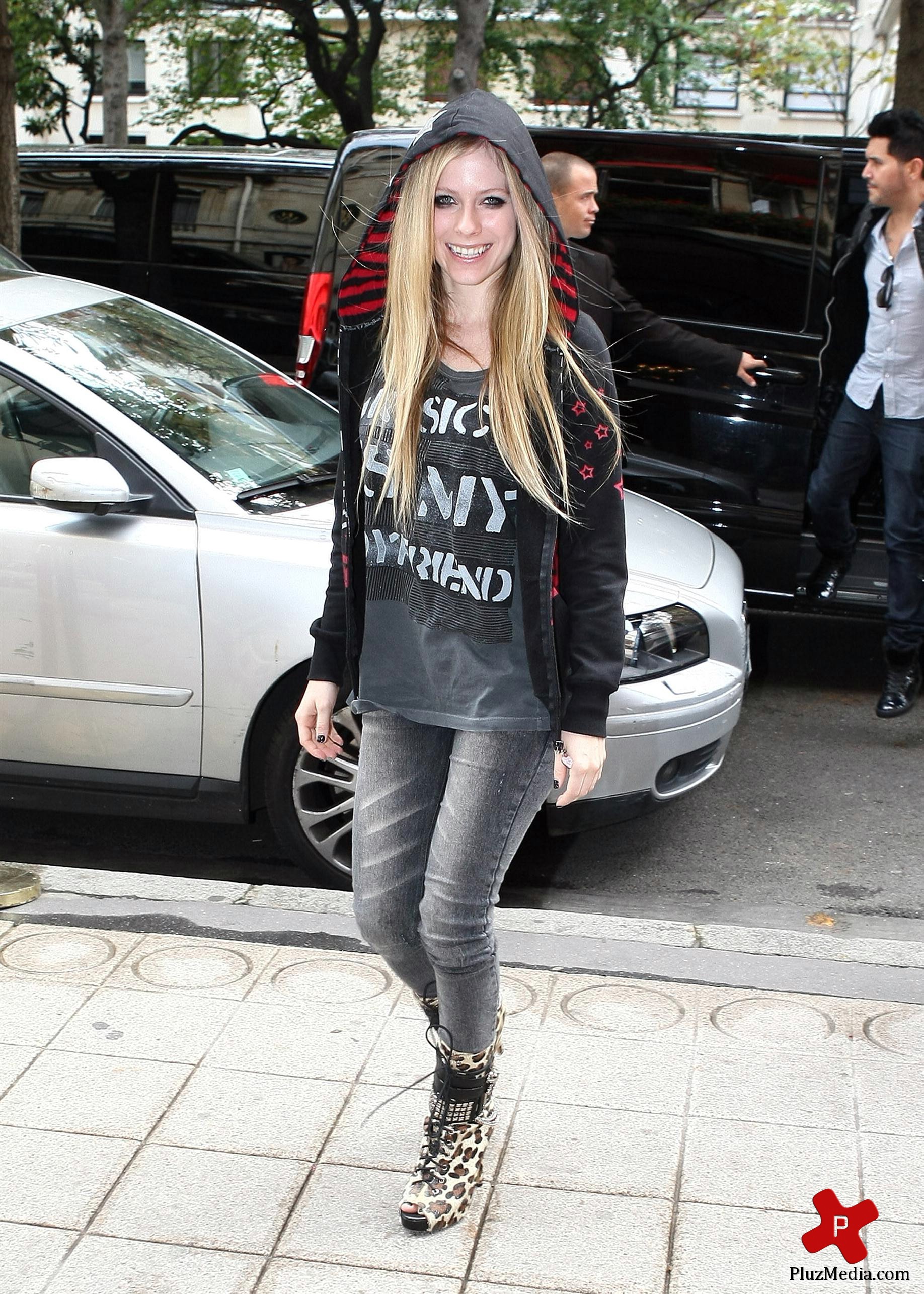 Avril Lavigne is all smiles as she leaves her Paris hotel photos | Picture 77878